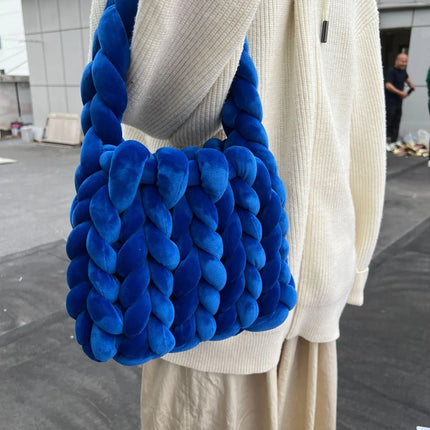 Bolsa de cartero tejida a mano con hilo hilado y núcleo de terciopelo de cristal. - tugranalmacen.com