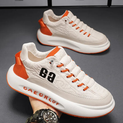 Zapatillas deportivas para hombre con suela gruesa y diseño moderno en colores neutros y naranjas.