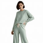 Suéter holgado y pantalón verde menta