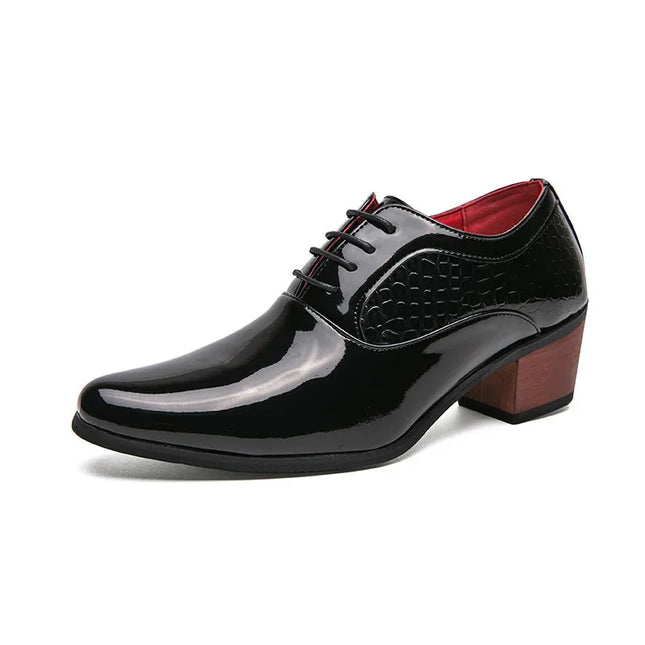 zapatos de vestir de hombre elegantes en charol negro sobre fondo marrón. 