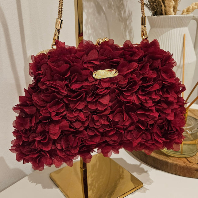 Bolso de hombro Miss rojo, con diseño floral en relieve, cadena dorada y detalles elegantes para eventos.