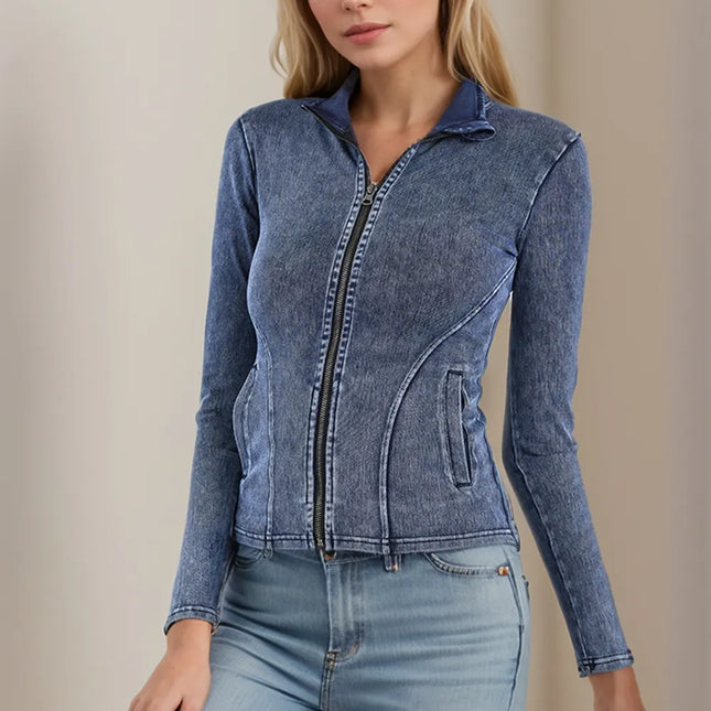 Top denim lavado y cuello alto con cremallera y bolsillos