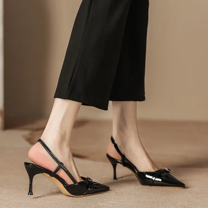 Zapatos de tacón alto de charol con punta afilada y correa