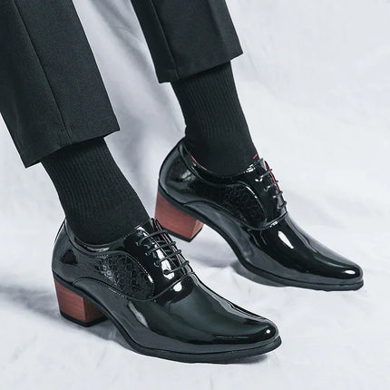 zapatos de vestir de hombre elegantes de charol negro con diseño clásico y moderno, perfectos para ocasiones formales. 