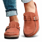 Mocasines de ante vegano con hebilla en color marrón
