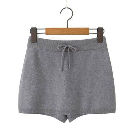 Falda gris de punto con botones de estilo midi elegante
