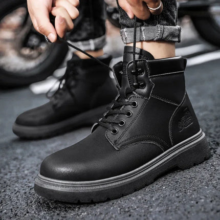 Botas estilo outdoor resistentes e impermeables para hombre en color negro, ideales para actividades al aire libre.