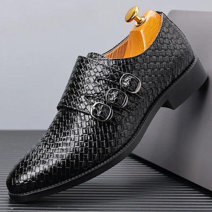 Zapatos de vestir para hombre elegantes con triple hebilla lateral y acabado en textura entrelazada.