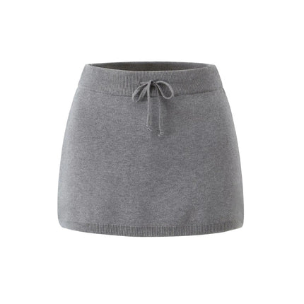 Falda gris de punto con botones de estilo midi elegante