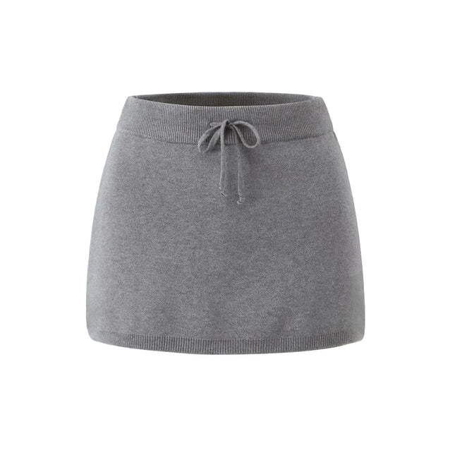 Falda gris de punto con botones de estilo midi elegante