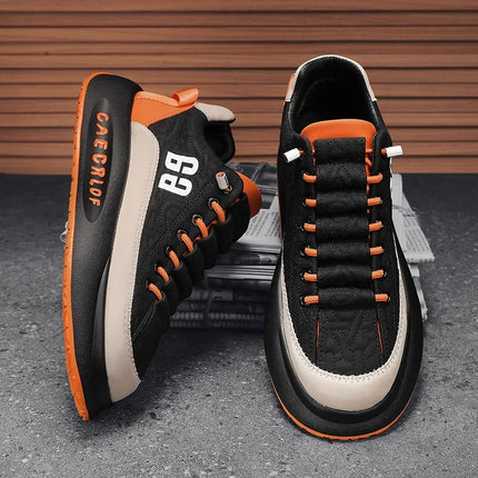 Zapatillas deportivas para hombre modernas con suela gruesa y diseño en negro y naranja.