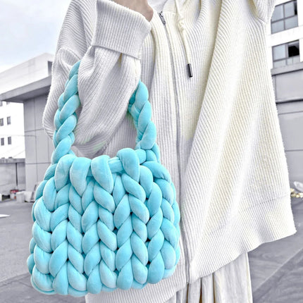 Bolsa de cartero tejida a mano con hilo hilado y núcleo de terciopelo de cristal. - tugranalmacen.com