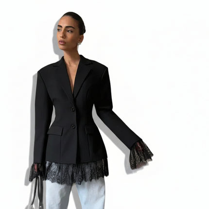 Blazer negra de mujer con detalles de encaje