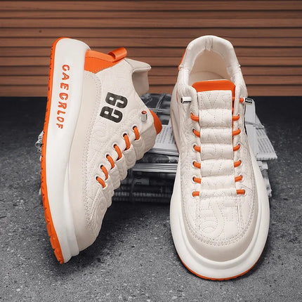Zapatillas deportivas para hombre modernas con suela gruesa y diseño estilizado en color blanco y naranja.