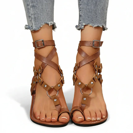 Sandalias planas con tiras en la punta y tachuelas, color disponible