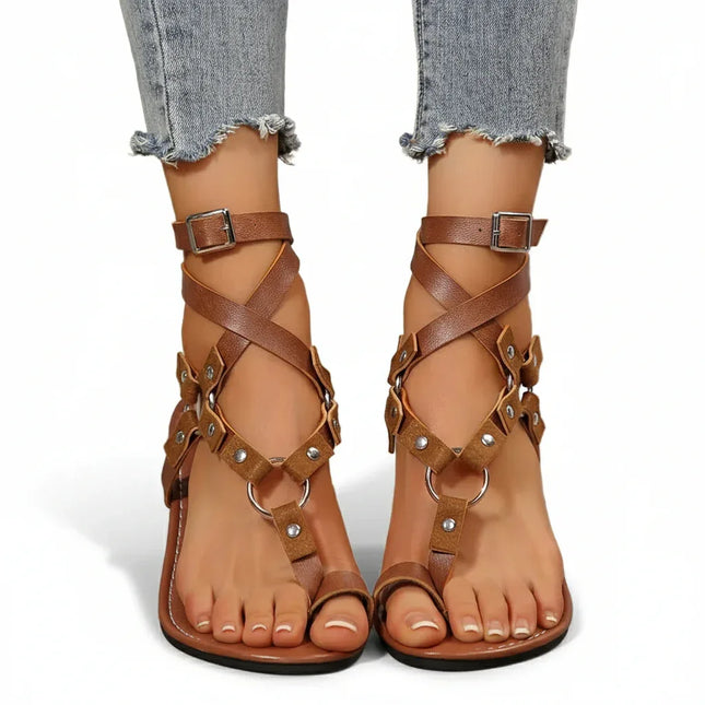 Sandalias planas con tiras en la punta y tachuelas - tugranalmacen.com