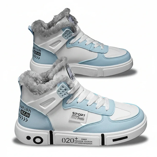 Zapatillas urbanas de invierno con forro calido y aire retro en colores blanco y azul celeste, con interior afelpado.