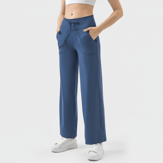 Pantalones deportivos con cordón y bolsillos.