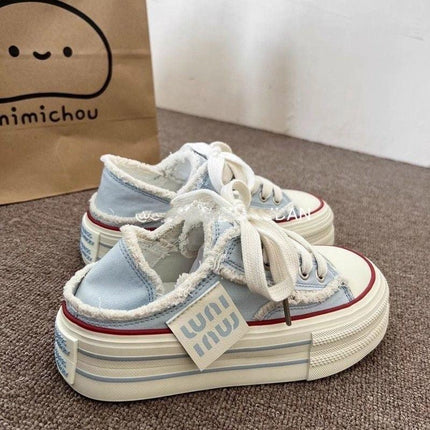 Zapatillas Pink de lona azul claro con suela gruesa blanca y detalles deshilachados estilo casual