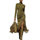 Elegante vestido con flecos de mujer verde oliva