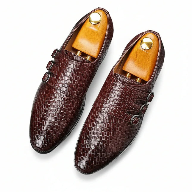Zapatos de vestir para hombre elegantes con triple hebilla, acabado en textura entrelazada y detalles sofisticados.