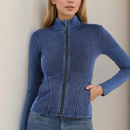 Top denim lavado y cuello alto con cremallera y bolsillos