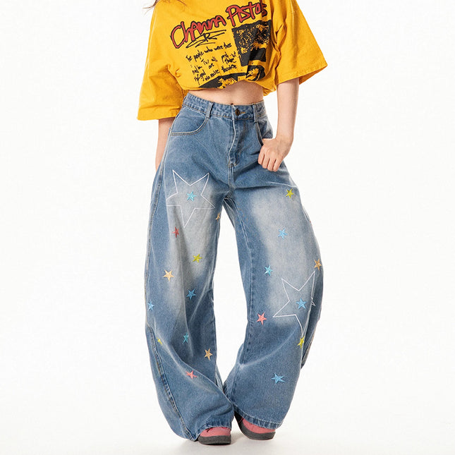 Jeans rectos mujer con bordado estrellas estilo retro, moda vintage, denim azul casual, tendencia 2023.
