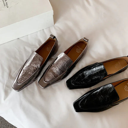 Zapatos mocasines sencillos retro británicos, cuero metálico y negro, suela plana, estilo elegante