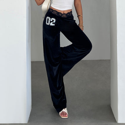 Pantalones negros de terciopelo con encaje y detalles brillantes