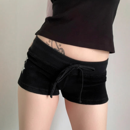 Shorts de terciopelo con pentagramas y cintura baja casual