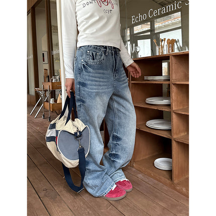 Jeans rectos vintage azul desgastado para un look retro