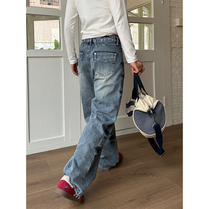 Jeans rectos vintage azul desgastado para un look retro