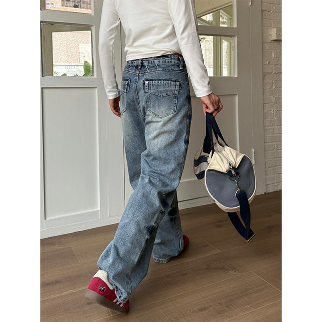 Jeans rectos vintage azul desgastado para un look retro