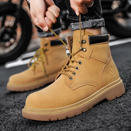 Botas estilo outdoor resistentes e impermeables para hombre en color marrón, con diseño moderno y cordones ajustados.