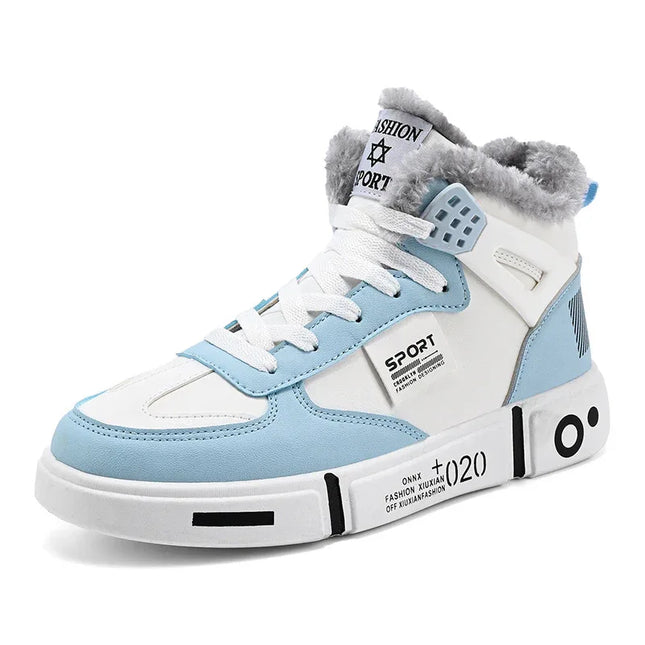 Zapatillas urbanas de invierno con forro calido y aire retro en colores blanco y azul celeste, con diseño moderno y funcional.