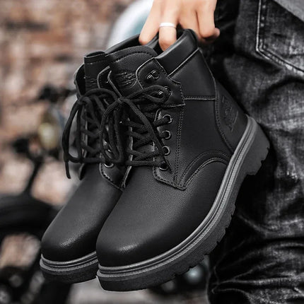 Botas estilo outdoor resistentes e impermeables para hombre en color negro, diseñadas para actividades al aire libre.