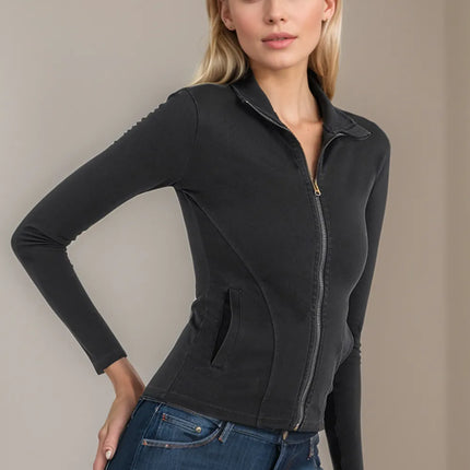 Top denim lavado y cuello alto con cremallera y bolsillos
