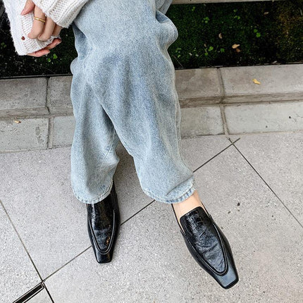 Mocasines sencillos retro británicos negros de cuero con suela plana, estilo casual