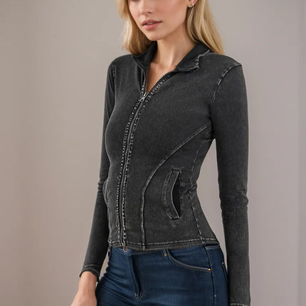 Top denim lavado y cuello alto con cremallera y bolsillos