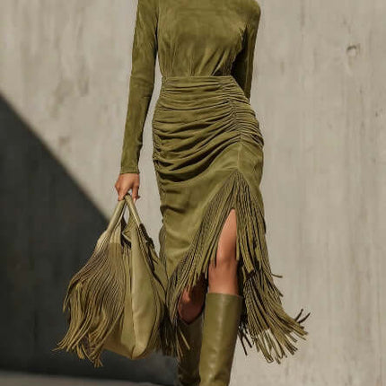 Elegante vestido con flecos de mujer