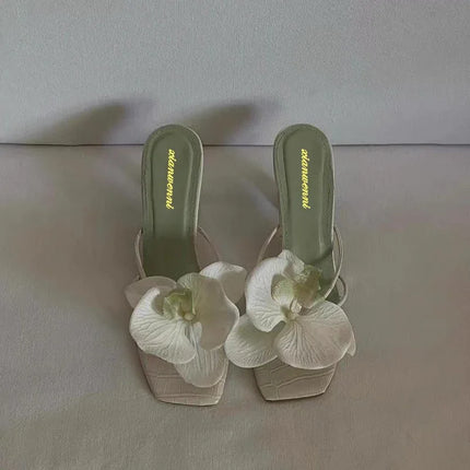 Zapatillas de tacón alto con punta de flor beige, de cuero, con diseño floral elegante