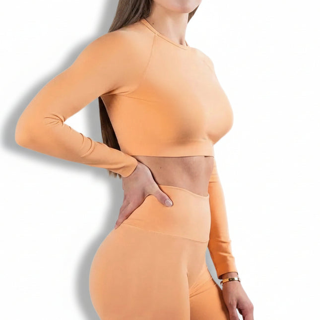 Conjunto deportivo de dos piezas de manga larga y cintura alta.