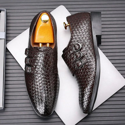 Zapatos de vestir para hombre elegantes con triple hebilla lateral, diseño de textura entrelazada.