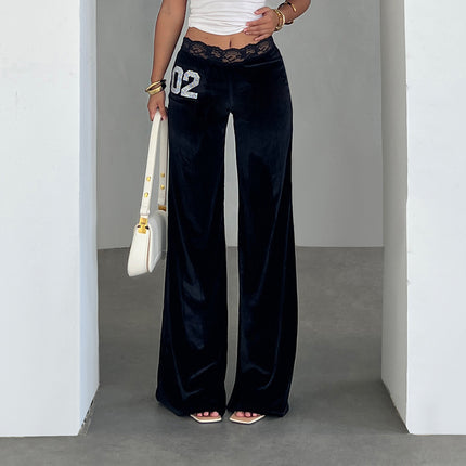 Pantalones de terciopelo negros con encaje y detalles brillantes