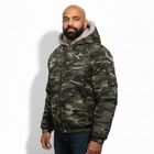 Chaqueta bomber de camuflaje con capucha y forro de pelo verde