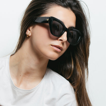 Gafas de sol Hanukeii® Isla Tortuga Black / Black usadas por modelo con camiseta blanca
