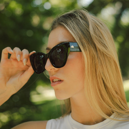Gafas de sol Hanukeii® Isla Tortuga Black / Black modelo usado por mujer en entorno natural
