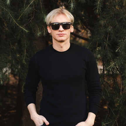 Hombre con gafas de sol Hanukeii® Breezy Tortoise / Black, luciendo moda y estilo al aire libre.