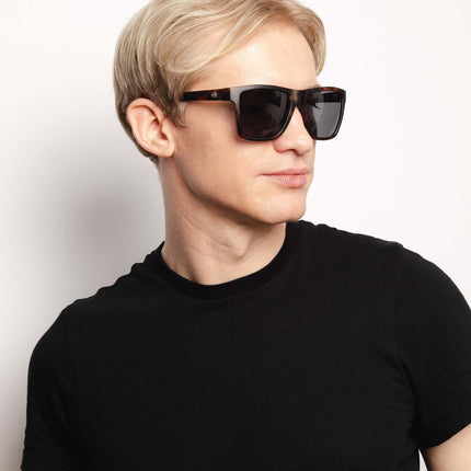 Modelo usando gafas de sol Hanukeii® Breezy Tortoise / Black, resaltando la moda y estilo.