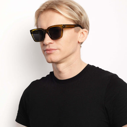 Gafas de sol Hanukeii® modelo Noosa Green / Black vistas en persona, con protección UV400.